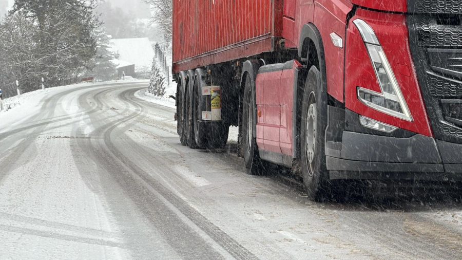 Zu glatt: Der Lastwagen ist blockiert.