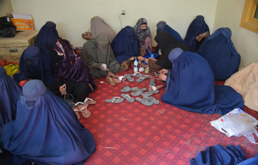 Frauen werden aus der Öffentlichkeit verdrängt und von Bildung ausgeschlossen.