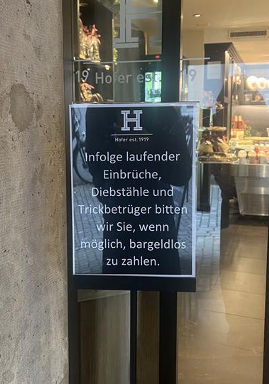 Beim Eingang der Confiserie Hofer steht dieses Schild.