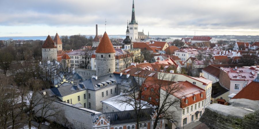 ARCHIV - Blick vom Domberg auf die Altstadt von Tallinn, der Hauptstadt von Estland. Foto: Bernd von Jutrczenka/dpa