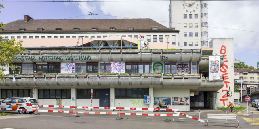 Die Stadt Zürich kauft für 3,4 Millionen Franken das besetzte Postgebäude am Wipkingerplatz. Bis auf Weiteres dürfen die Besetzer bleiben. (Archivbild)