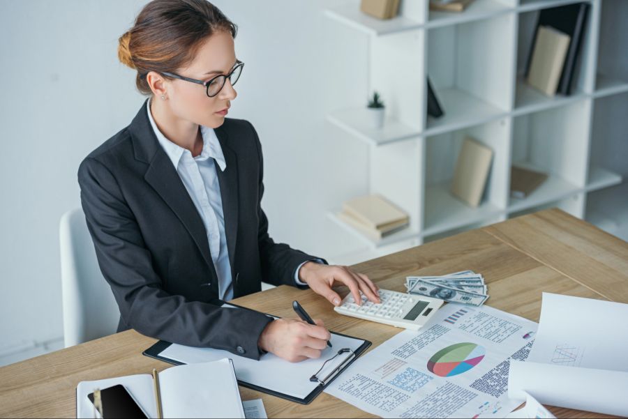 Frau, Dokumente, Büro, Rechner