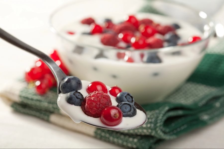 Frische Beeren und Joghurt
