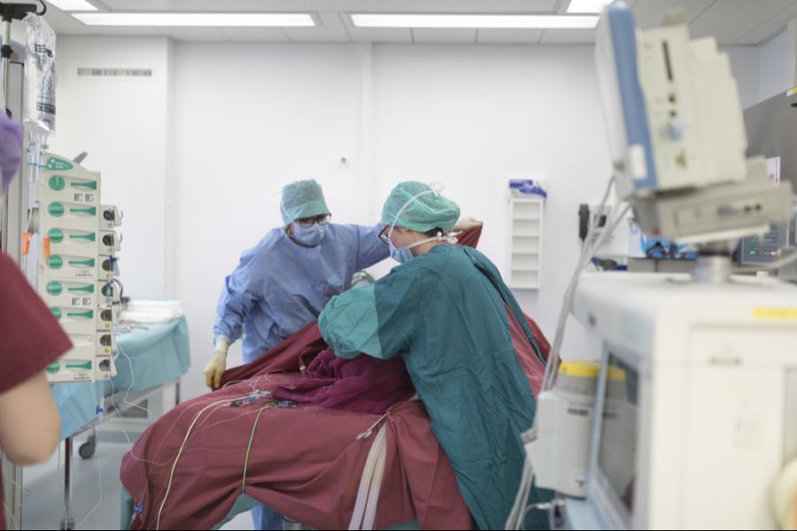 Einige Chirurgen berechnen für OPs für den Ersatz von Knie- oder Hüftgelenken über 6000 Franken bei Patienten mit Zusatzversicherung. (Symbolbild)