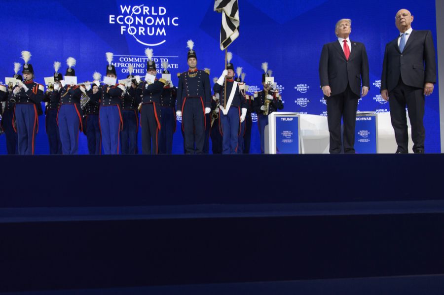 2018 reiste Trump erstmals ans WEF – und wurde dort auffällig pompös begrüsst. (Im Bild: Die Landwehr Fribourg empfängt Trump am WEF 2018)