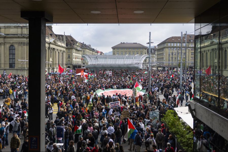 Demonstrierende nehmen den Berner Bahnhofsplatz in Beschlag.