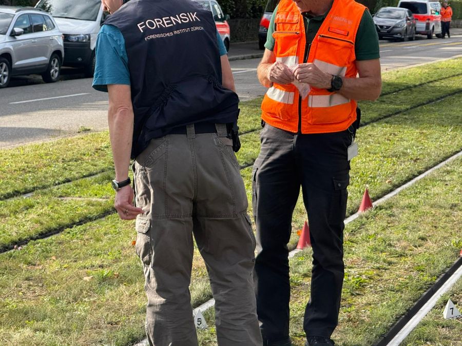 Spezialistinnen und Spezialisten des Unfalltechnischen Dienstes sowie des Forensischen Instituts Zürich waren vor Ort im Einsatz.