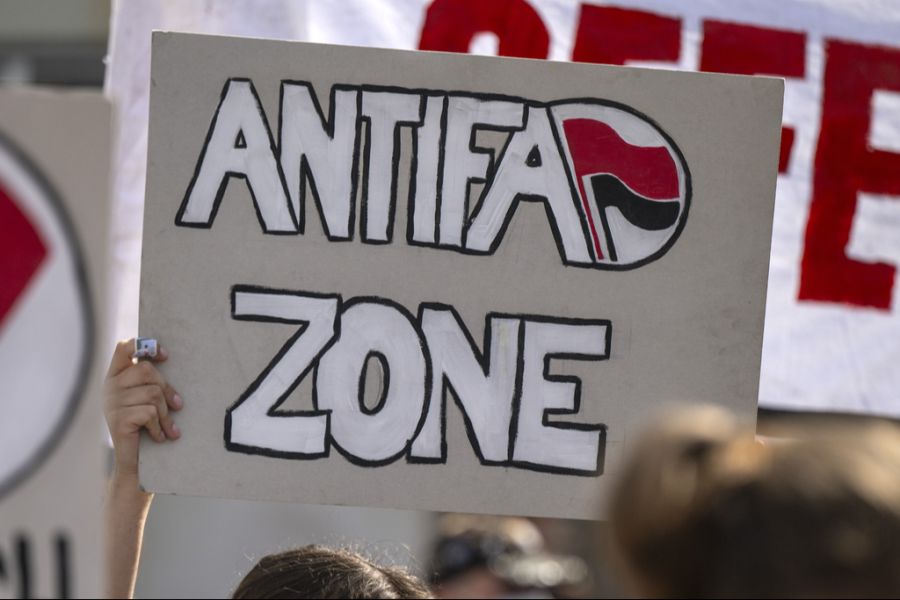 Extremismusexperte Samuel Althof sagt: «Die Gruppierungen können punktuell gefährlich werden in Bezug auf Terrorismus. Es ist aber keine staatsgefährdende Thematik.»