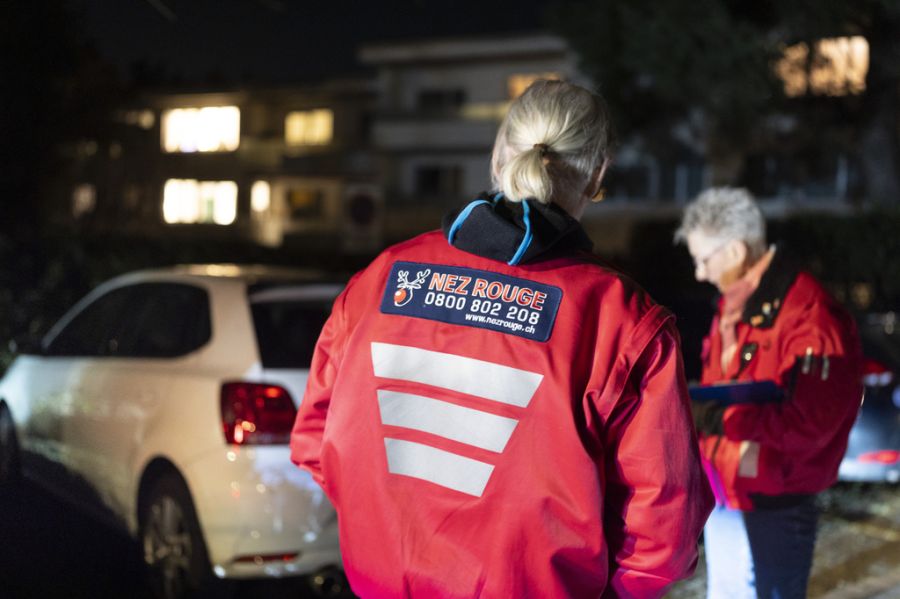 Für Freiwilligenarbeit soll man Ferien machen können: Die Nez-Rouge-Fahrer Rico und Cornelia schreiben mit den Kunden das Protokoll, wenn sie zuhause angekommen sind, am 6. Dezember in Dübendorf ZH.