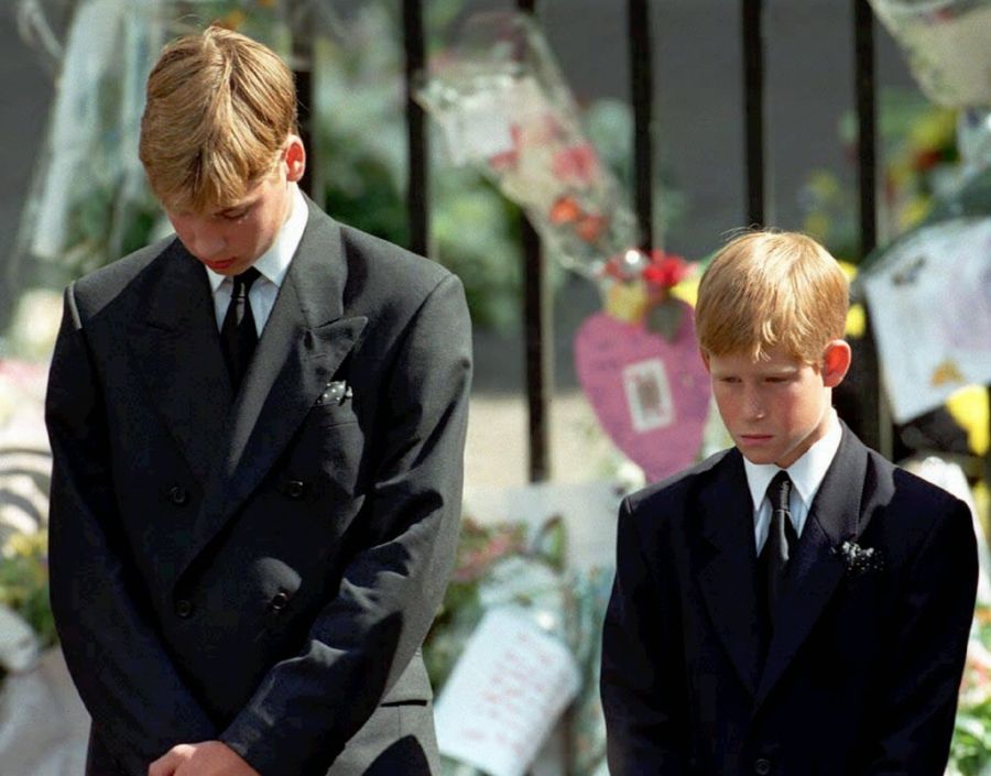 Prinz William (links) und Prinz Harry bei der Trauerfeier ihrer Mutter. (Archivbild)