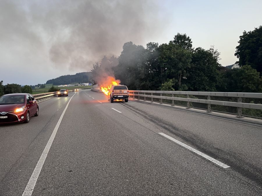 Beim Brand wurde eine Mitfahrerin verletzt.