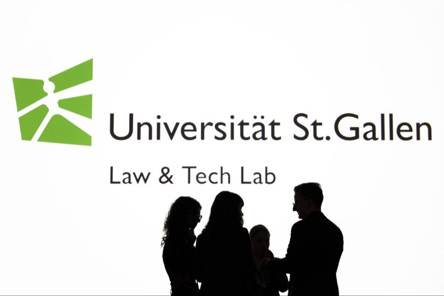 Dies falls die KI nicht genügend reguliert wird. Hier unterhalten sich Menschen an der Konferenz der Uni St. Gallen zur Regulierung von Künstlicher Intelligenz in der Schweiz.