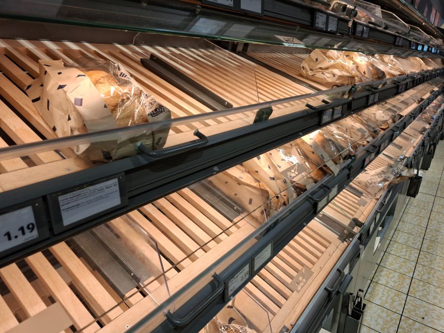 «In unserer Filiale an der Eigerstrasse in Bern packen unserer Verkaufsmitarbeitenden die restlichen Brote jeweils kurz vor Ladenschluss ab», erklärt Aldi.