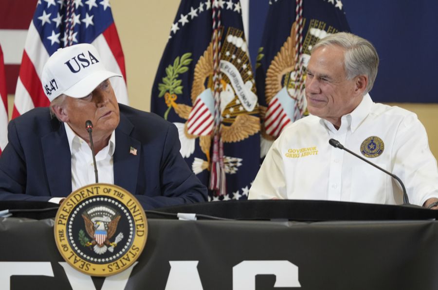 Donald Trump will an den Kongresswahlen im Herbst 2026 anhand neuer Wahlkreise die republikanische Mehrheit ausbauen. Rechts im Bild: Texas-Gouverneur Greg Abbott.