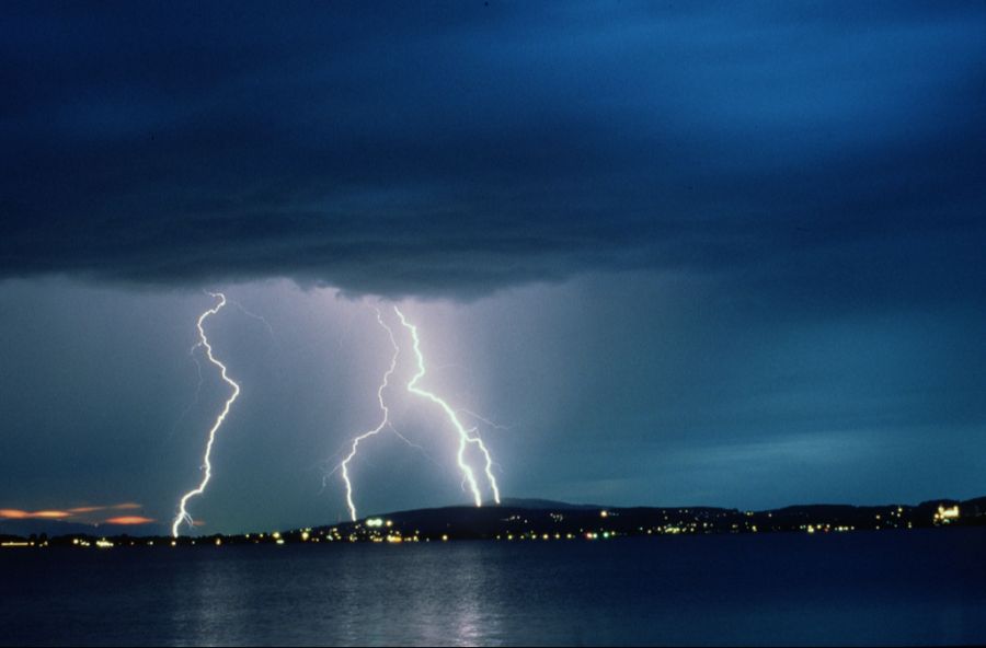 In Teilen der Schweiz könnte es einige Gewitter geben. (Archivaufnahme vom Zürichsee)