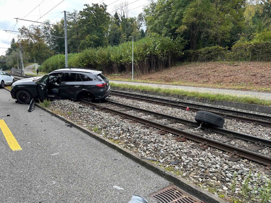 Durch den Aufprall schleuderte es den Mercedes auf die Bahngeleise der Wynental- und Suhrentalbahn.