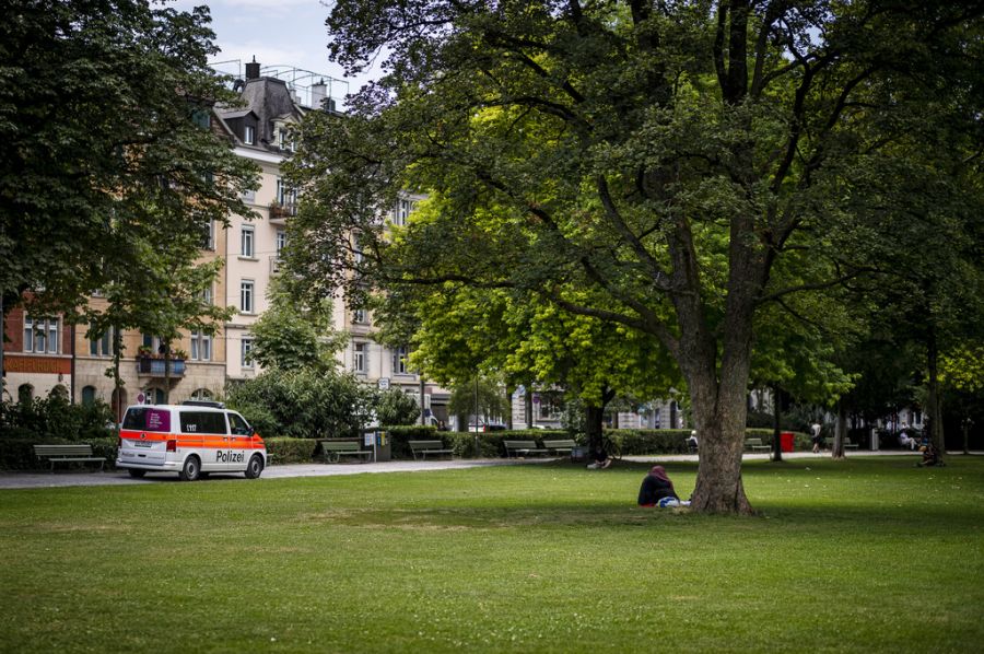 Die Bäckeranlage im Zürcher Kreis 4 macht wegen der offenen Crack-Szene Negativschlagzeilen. Die Stadt hat nun reagiert.