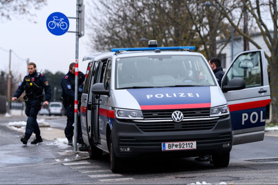 Die Wiener Polizei befreite die Geiseln und nahm den Mann fest. Zudem stellte sie vier Messer sicher. (Symbolbild)