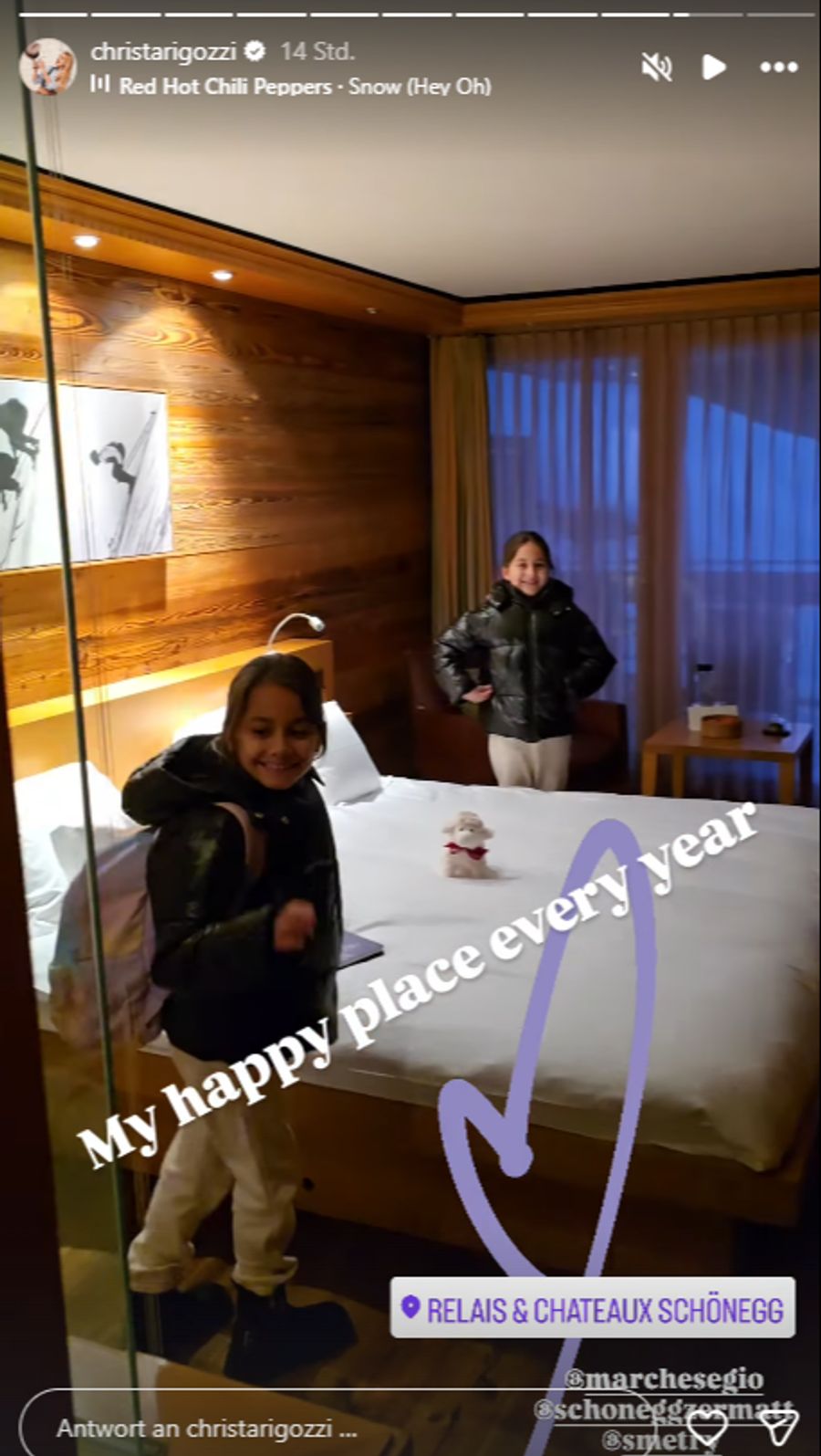 Auch die Zwillinge scheinen sich über die Unterkunft zu freuen.