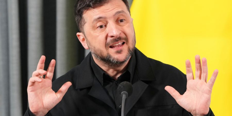 ARCHIV - Der ukrainische Präsident Wolodymyr Selenskyj gestikuliert während einer Pressekonferenz nach einem Treffen mit dem niederländischen Premierminister Schoof. Foto: Peter Dejo...