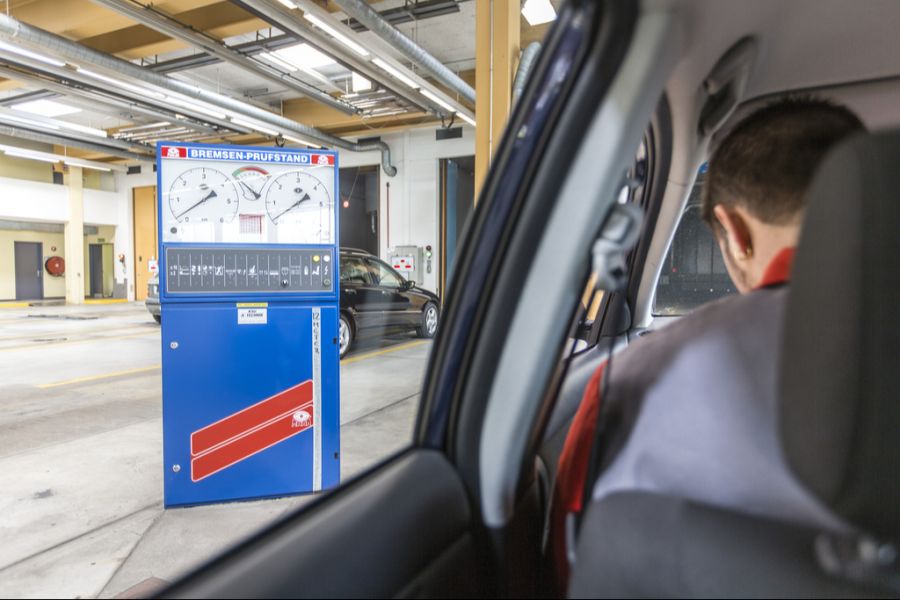 Fahrzeuge müssen in regelmässigen Abständen auf ihre Verkehrstauglichkeit hin überprüft werden.
