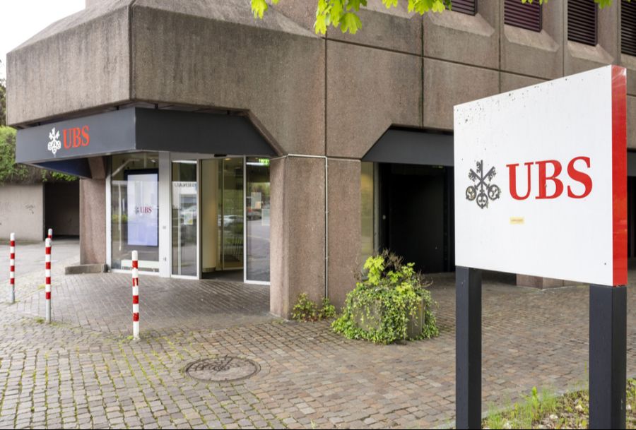 Nicht nur die bedienten Bankschalter verschwinden – auch die Zahl der Bankfilialen nimmt stetig ab. Und dieser Rückgang dürfte sich in Zukunft noch weiter beschleunigen. (Symbolbild)