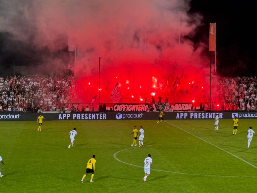 Auch während des Spiels ist die Stimmung im ausverkauften Brügglifeld überragend.