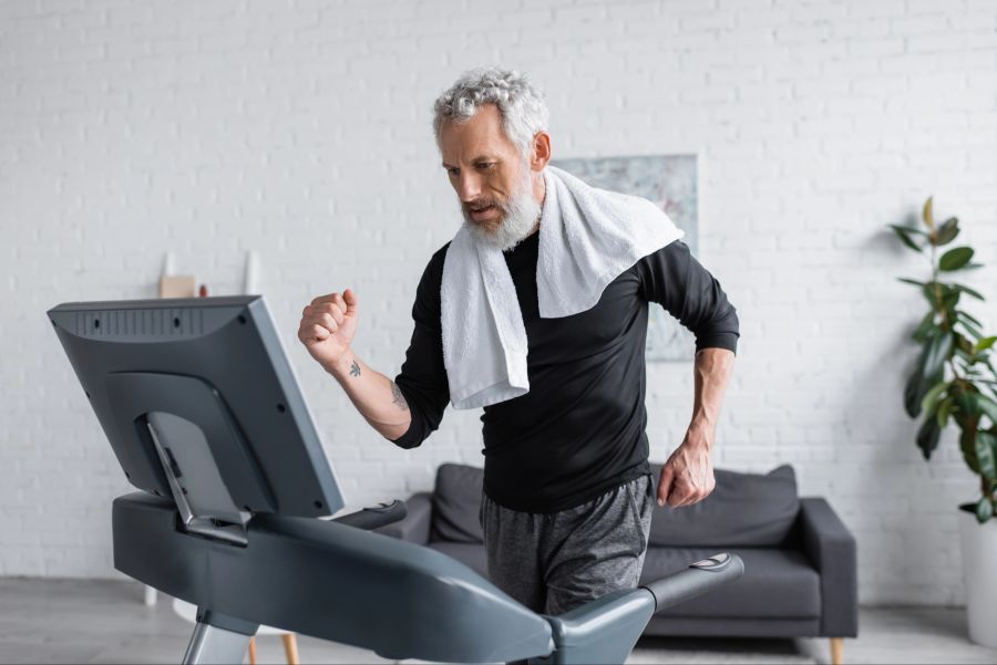 Älterer Mann auf Laufband