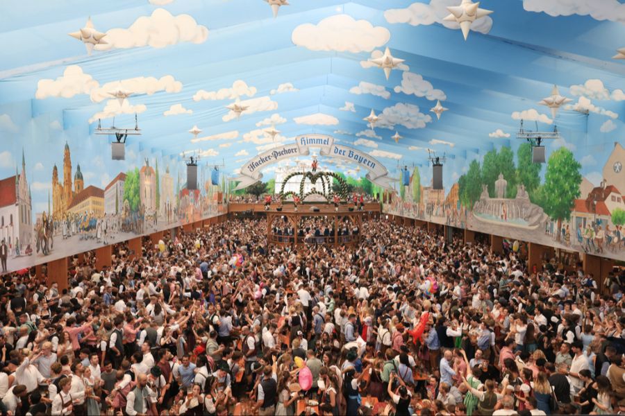 Das Oktoberfest zieht jährlich Millionen Menschen an. (Im Bild: Ein gut gefülltes Festzelt am ersten Tag der Wiesn.)