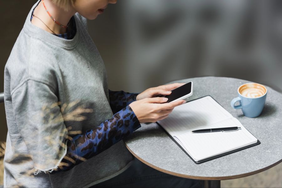 Frau, Tisch, Kaffee, Handy