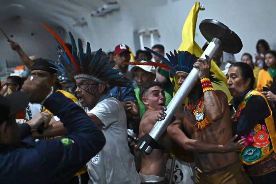 Zwei Sicherheitsleute wurden verletzt, das Gelände wurde später evakuiert.