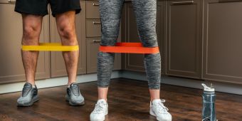 zwei Sportler mit Widerstandsbändern