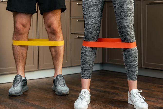 zwei Sportler mit Widerstandsbändern