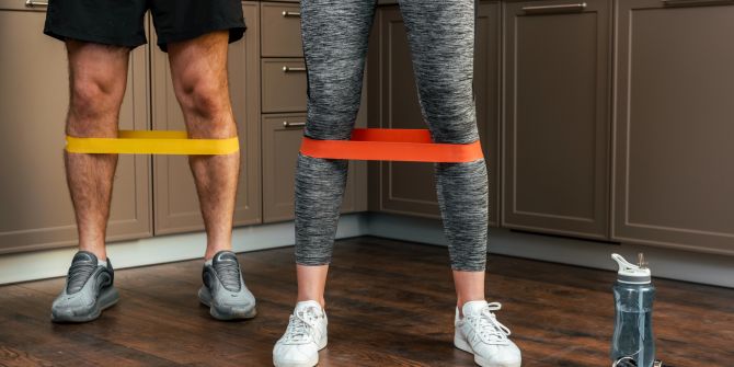 zwei Sportler mit Widerstandsbändern