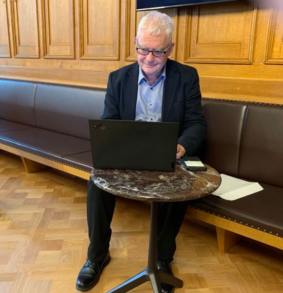 Inzwischen arbeitet er an einem Laptop ohne Sticker. «Vielleicht laden graue Laptops eher zum Schmücken der Deckel ein», vermutet er.