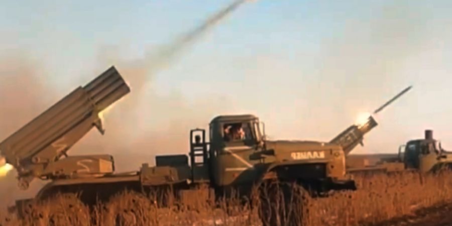 HANDOUT - Auf diesem vom Pressedienst des russischen Verteidigungsministeriums zur Verfügung gestellten Videobild feuern russische «Grad»-Mehrzweckraketenwerfer mit Selbstantrieb auf...