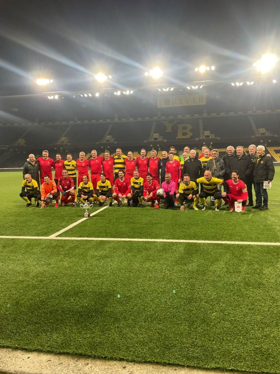 Kalter Dienstagabend im Wankdorf: Die YB-Legenden und der FC Nationalrat auf dem gemeinsamen Teambild. Mit dabei ist Bundesrat Beat Jans (oben, fünfter vl.)
