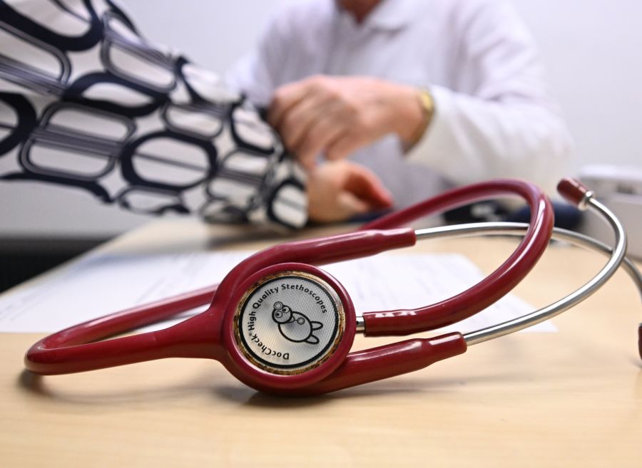 Die Gesundheitskosten schiessen deshalb in die Höhe und verursachen jährlich 66 Milliarden Franken. (Symbolbild)