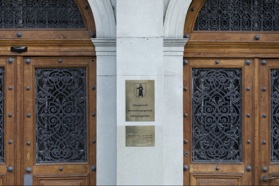 Das Verwaltungsgericht Glarus entschied: Der Mann darf trotz einem abgelehntem Asylgesuch in der Schweiz bleiben. (Archivbild)