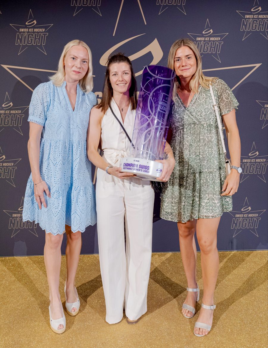 SCB-Trio: Maija Otamo, Clara Rozier mit dem Meisterpokal und Estelle Duvin.