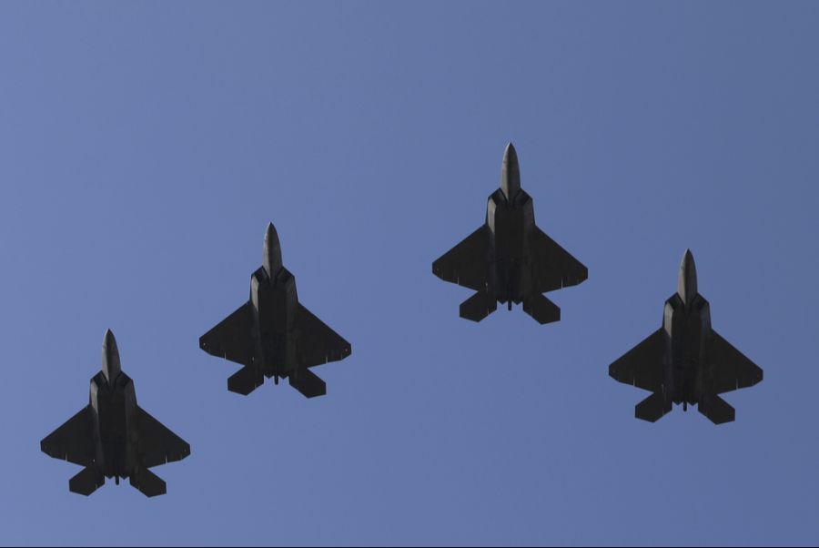 Die Kanzlei Homburger stellte unter anderem Rechtsgutachten zum F-35-Jet aus.