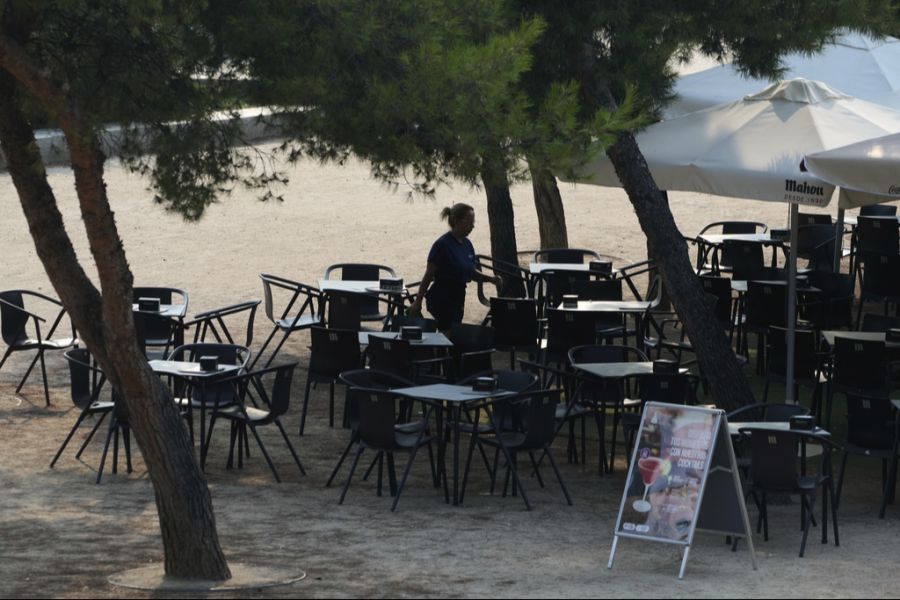 Auch Sonnenschirme mit Bierwerbung müssten weg.