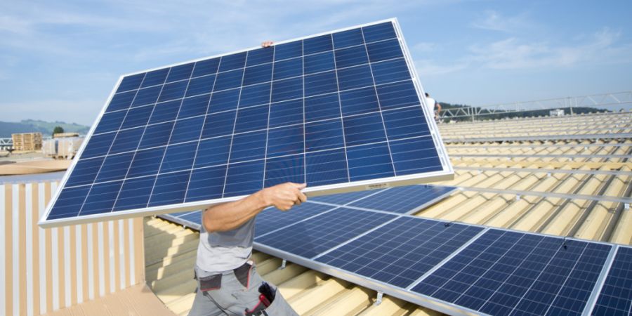 Der Zubau von PV-Anlagen stellt die CKW auch vor Probleme. (Symbolbild)