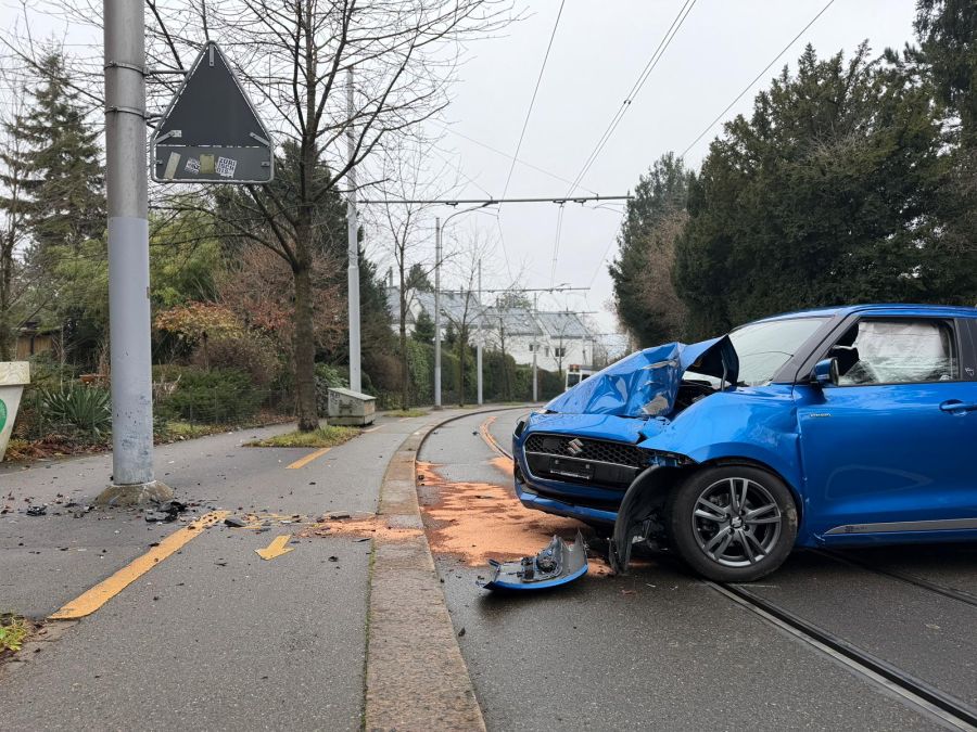 Ein Auto kollidierte dabei mit einem Mast.