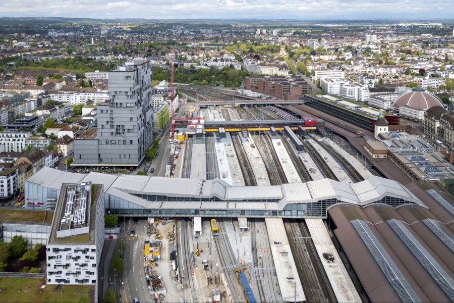 Vorne im Bild: Die alte Passerelle. Dahinter: Das neue Provisorium. (Archivbild)