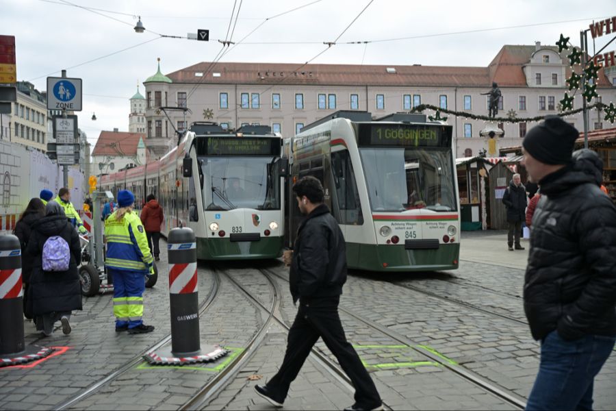 Jedes Mal, wenn ein Tram durchfährt, verschieben Mitarbeitende des Sicherheitsdienstes die massiven Poller mit einem Handwagen.