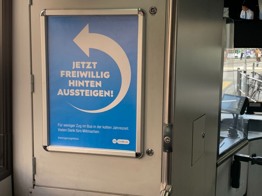 ... und Plakate an der Rückwand beim Fahrpersonal bitten die Fahrgäste, hinten einzusteigen.