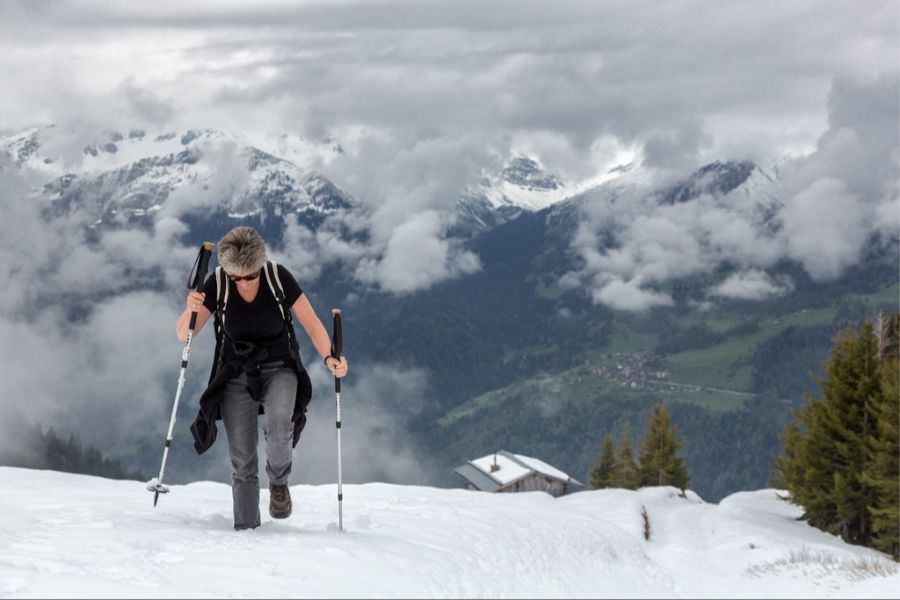 Am Alpennordhang und in Mittelbünden werden oberhalb von rund 1200 Metern bis am Montagmorgen 2 bis 8 cm Neuschnee erwartet. (Symbolbild)
