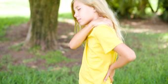 Mädchen mit Rückenschmerzen