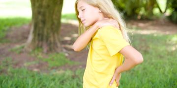 Mädchen mit Rückenschmerzen